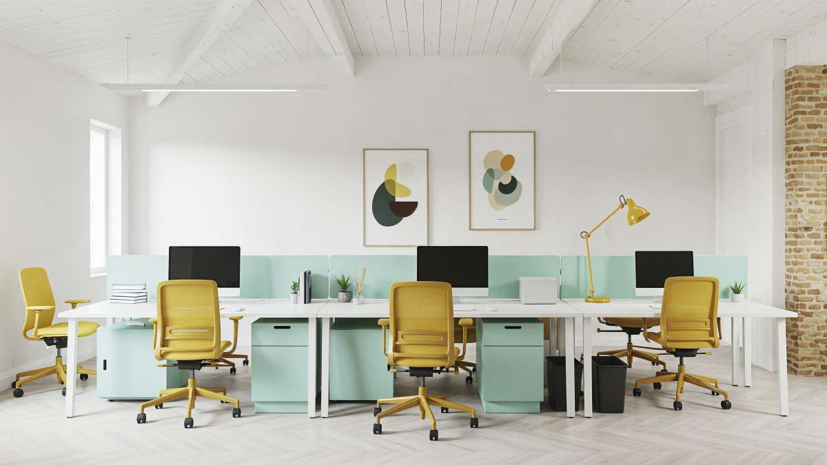 photographie d'un bureau avec tables et chaises